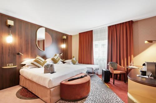 皮托Nest Paris La Défense - MGallery的酒店客房配有两张床和一张书桌