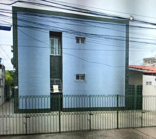 奥林达Apto Olinda Casa Caiada ao lado do Shopping的前面有栅栏的建筑