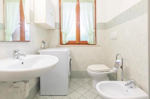 普罗基奥La Casetta di Procchio by HelloElba的白色的浴室设有水槽和卫生间。