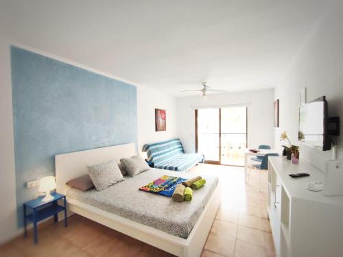 洛斯克里斯蒂亚诺斯Castel Harbour Tenerife的客厅配有床和沙发
