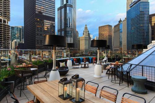 芝加哥芝加哥万丽酒店的一个带桌椅的屋顶露台,享有城市天际线