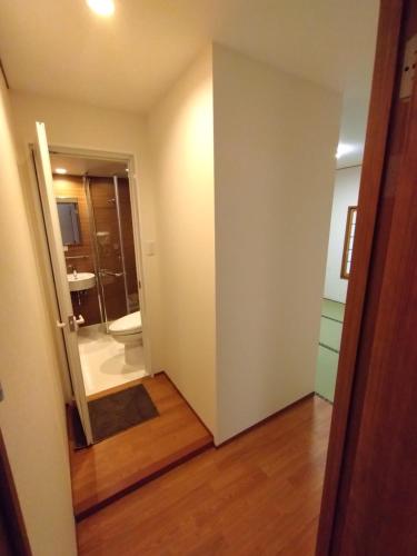 政義の宿的客房设有带淋浴的浴室和门。