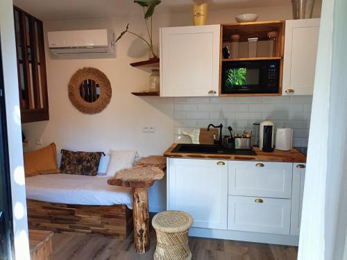 圣保罗Tiny house au lagon的一间厨房,内设白色橱柜和一张桌子