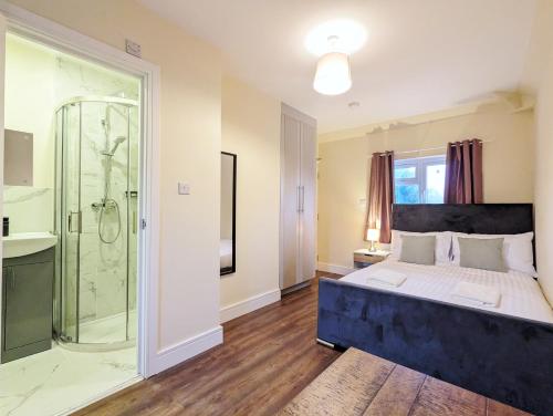 约克Rooms Near City Centre Private Bath Free Parking的一间卧室配有一张特大号床和淋浴