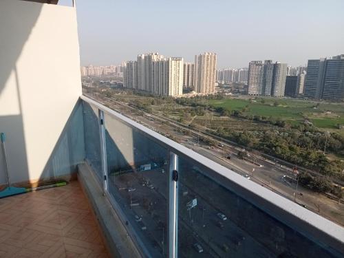 加济阿巴德Namoh hotels的从带有高速公路的建筑的阳台上可欣赏到风景