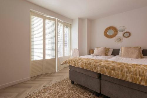 罗森达尔New Luxurious Apartment With 2 Bedrooms & Garden的卧室配有一张床,墙上设有镜子