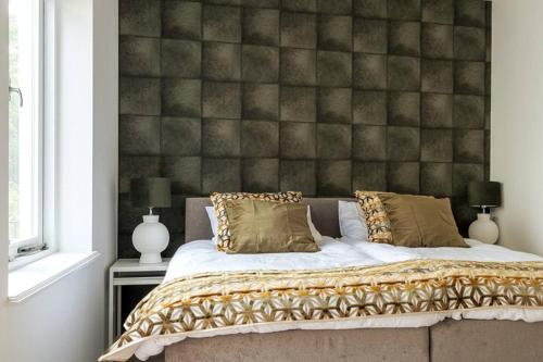 罗森达尔Jean New Luxurious Home With Balconies Room 3的一间卧室配有一张大床和大床头板