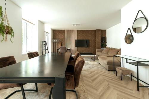 罗森达尔Jean New Luxurious Home With Balconies Room 3的客厅配有桌子和沙发