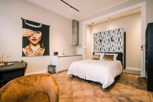 蒂尔堡Luxe Studio With Garden Alexander的卧室配有一张床,墙上挂着一幅大画