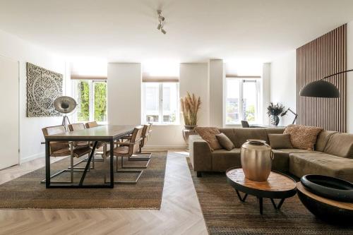 罗森达尔Chris New Luxurious Home With Workspace的客厅配有沙发和桌子