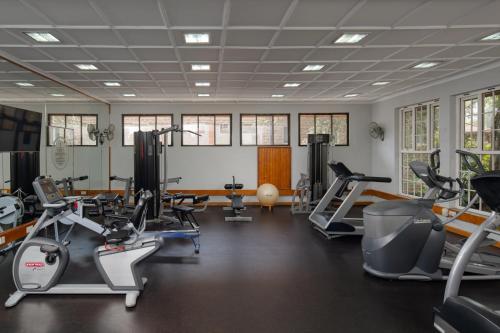 内罗毕Fairview Hotel Nairobi的健身房设有数台跑步机和有氧运动器材