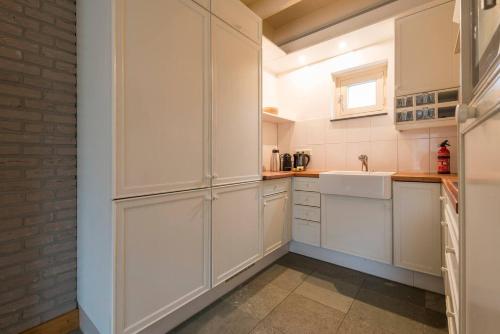 博克斯特尔Stunning Catena Property的厨房配有白色橱柜和水槽