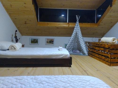 FúqueneChalet Laguna Sagrada de Fuquene的一间卧室设有两张床,还有一棵圣诞树