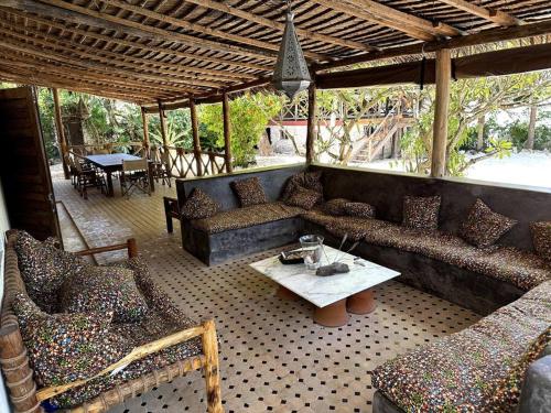 马特姆维Villa Maua Exclusive的带沙发和桌子的客厅