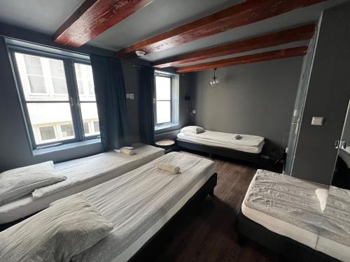 阿姆斯特丹7号住宿加早餐旅馆的带三张床和两扇窗户的房间