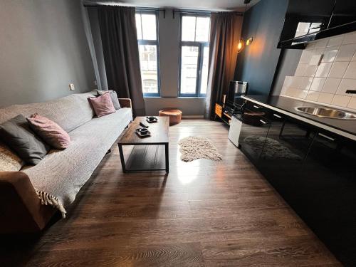 阿姆斯特丹7号住宿加早餐旅馆的客厅配有沙发和桌子