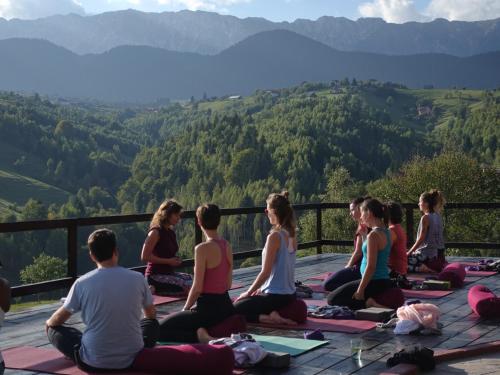 佩什泰拉Akasha Retreat - Nature, Yoga & Wellness, Healthy Food & Drinks的一群坐在山里瑜伽姿势的人