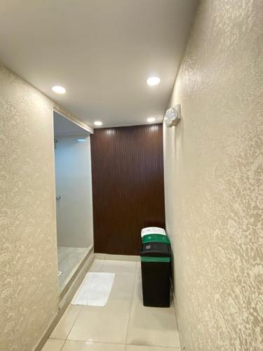 圣安德烈斯Borabora hotel的走廊上的浴室里放有垃圾桶