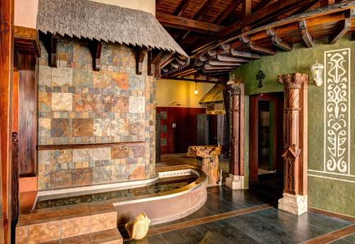 多纳瓦利伽利略多诺瓦利酒店的一间带浴缸的浴室位于客房中间