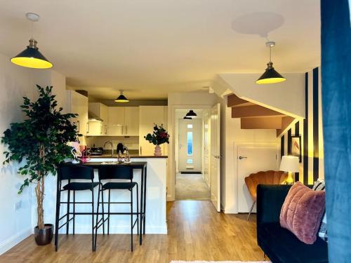 伯明翰Lotus Haus - Wyndale Living -W/off road Parking的厨房以及带厨房和柜台的起居室。
