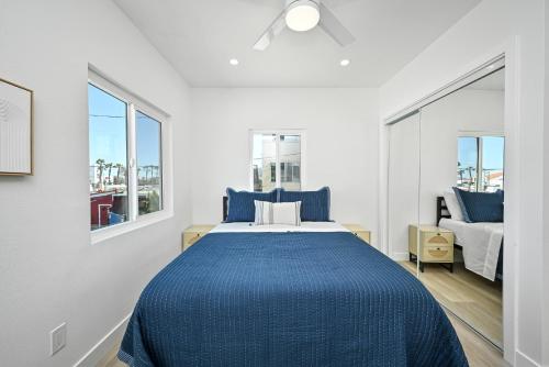 日落海滩Sunset Beach Retreat next to Water Tower and Ocean的一间卧室配有一张带蓝色床单的大床