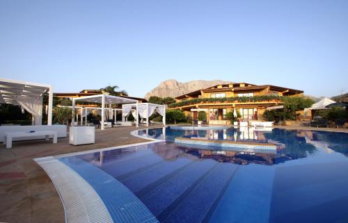 奇尼斯斯皮纳里酒店的度假村前的大型游泳池
