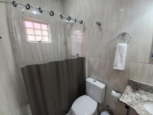 西波山Chalé Cipó Maia的浴室配有卫生间、淋浴和盥洗盆。