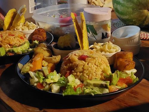 德雷克Rio Agujitas Eco-Jungle的餐桌上放着一盘饭和蔬菜的食物