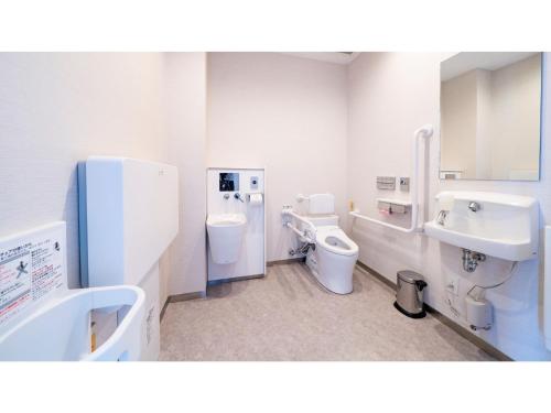 宫古岛Hotel Torifito Miyakojima Resort - Vacation STAY 79492v的浴室设有2个卫生间和2个水槽