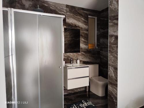 萨奈特Luxury Sanap Heights apartment with communal pool的一间带水槽和卫生间的浴室