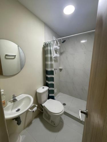 圣玛尔塔Villa Carolina SM的浴室配有卫生间、盥洗盆和淋浴。