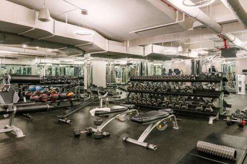 纽约Sonder at The Nash的健身房,装备精良,举重