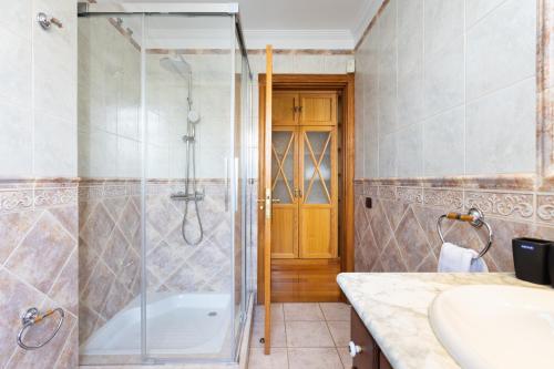 拉拉古纳Casa Lali Habitación 2的带淋浴、浴缸和盥洗盆的浴室