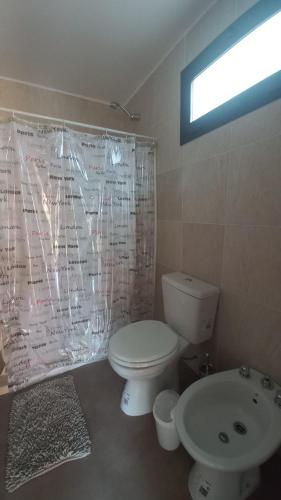罗卡将军市Cubil Naranja. Casa conteiner 2 dormitorios的浴室配有白色卫生间和盥洗盆。
