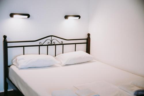 阿莫利亚尼岛Villas Gemeli的一张白色的床,上面有两个白色的枕头