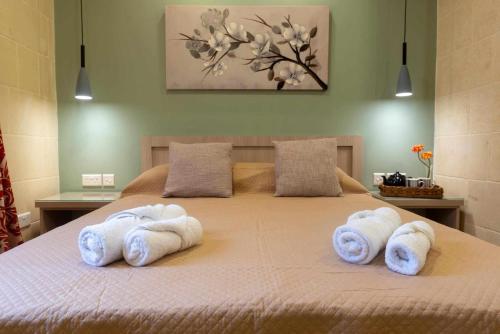 纳杜尔Casa Maria Pia的床上铺有白色毛巾的床