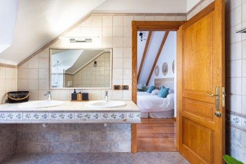 拉拉古纳Casa Lali Habitación baño compartido的一间带两个盥洗盆和大镜子的浴室