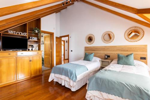 拉拉古纳Casa Lali Habitación baño compartido的一间卧室配有两张床和一台平面电视