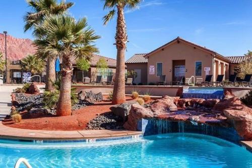 圣克拉拉Your Perfect Paradise Village! #11的一座别墅前方的棕榈树游泳池
