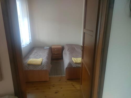 Family Kamp Domaniów的小房间设有两张床和窗户