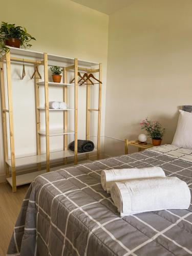 圣若泽Morada Verde - AP 2 quartos的一间卧室配有一张床,上面有两条毛巾