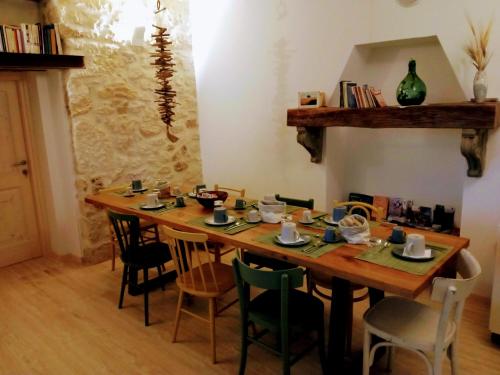 Fara Filiorum PetriFrontemaja的一间带木桌和椅子的用餐室