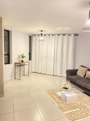 温特和克Windhoek Oliver perfect stays的客厅配有沙发和桌子