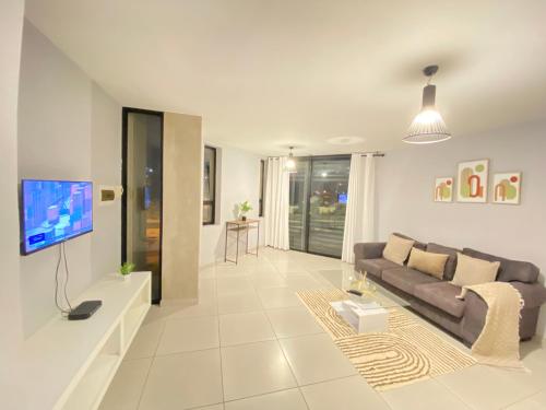 温特和克Windhoek Oliver perfect stays的带沙发和电视的客厅