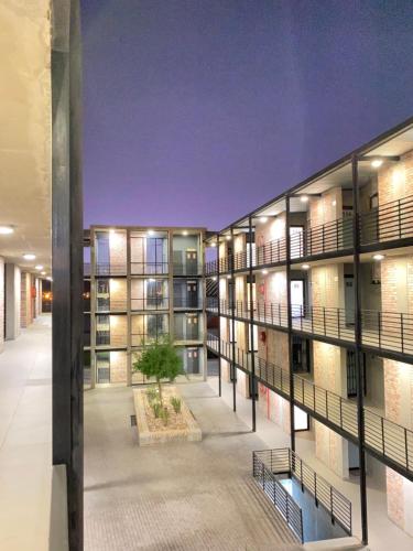 温特和克Windhoek Oliver perfect stays的灯光照亮公寓大楼的图片