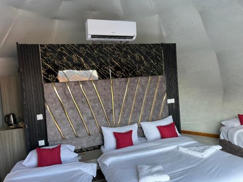 瓦迪拉姆Bacific camp的酒店客房 - 带两张带红色枕头的床