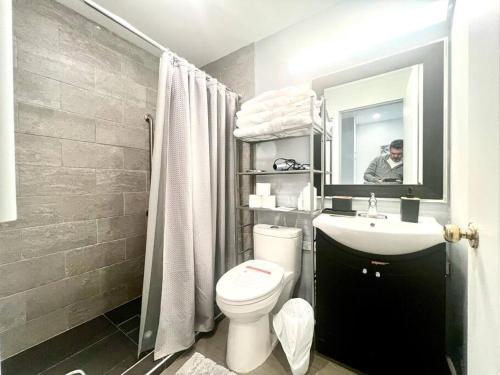 北温哥华Westview Vacation Rental - Two BR House的一间带卫生间、水槽和镜子的浴室