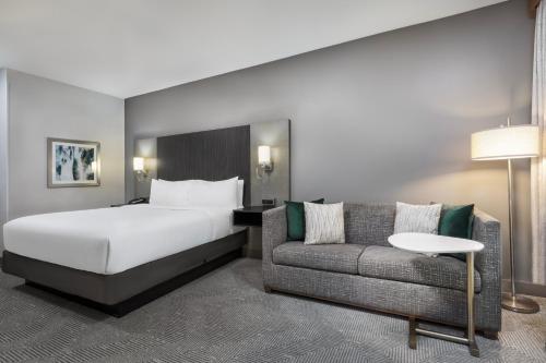 卡尔斯巴德Holiday Inn Carlsbad/San Diego, an IHG Hotel的酒店客房,配有床和沙发