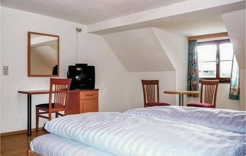 拉姆绍达赫斯坦鲁鲍尔公寓的一间卧室配有两张床和一张桌子及椅子