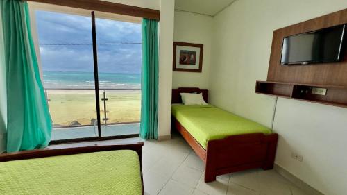 比亚米尔港Hotel Sierra Negra的一间卧室配有一张床,享有海滩美景